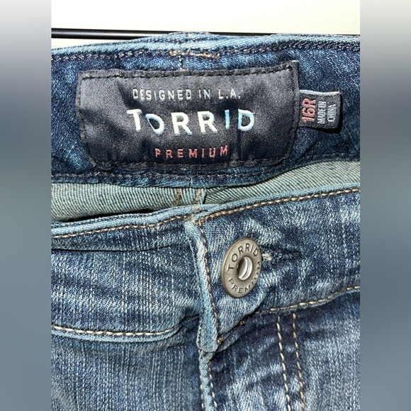 TORRID PREMIUM BOYFRIEND JEANS SIZE 16R - Picture 4 of 4